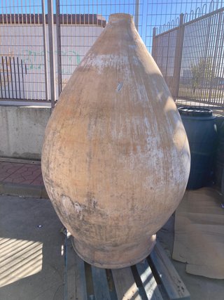 Tinajas de barro para vino, de Padilla y otros.