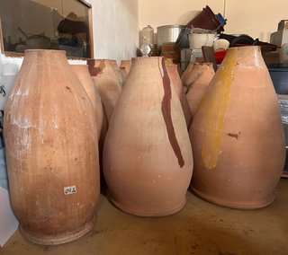 Tinajas de barro para vino, de Padilla y otros.