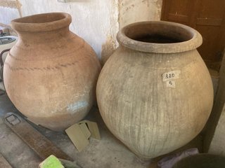 Tinajas de barro para vino, de Padilla y otros.