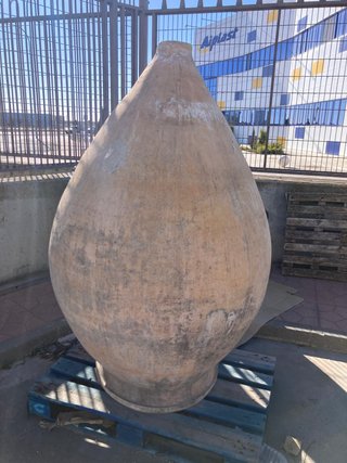Tinajas de barro para vino, de Padilla y otros.