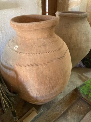 Tinajas de barro para vino, de Padilla y otros.