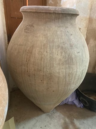 Tinajas de barro para vino, de Padilla y otros.