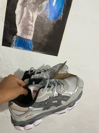 Zapatillas Asics grises y plateadas 42