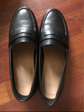 Zapatos negros tipo mocasín