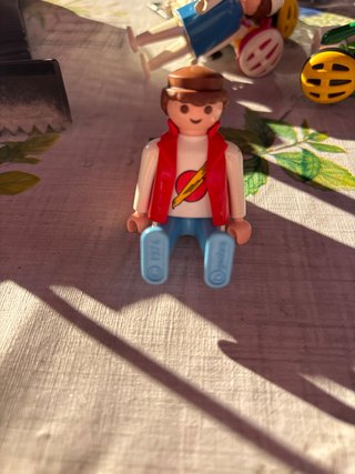 Playmobil 1974  geobra niño con chaleco rojo