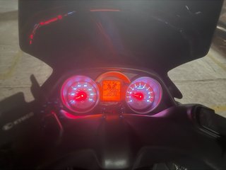 Moto Kymco + 2 cascos integrales+soporte movil
