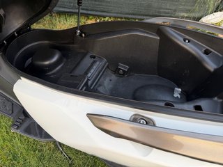 Moto Kymco + 2 cascos integrales+soporte movil