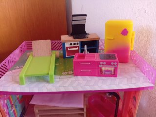 Casa de muñecas con muebles