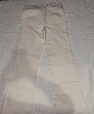 Pantalón vaquero blanco con tachuelas