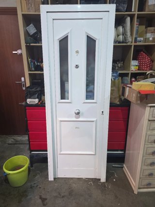 Puerta entrada aluminio blanca