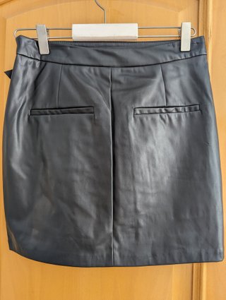 Falda cuero Bershka negra