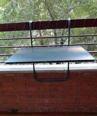 Vendo 2 tavoli sospesi e pieghevoli per balcone