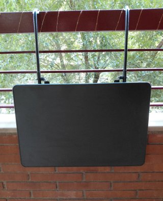 Vendo 2 tavoli sospesi e pieghevoli per balcone