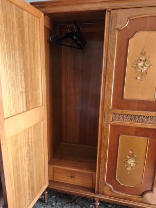 Armario de madera con 4 puertas