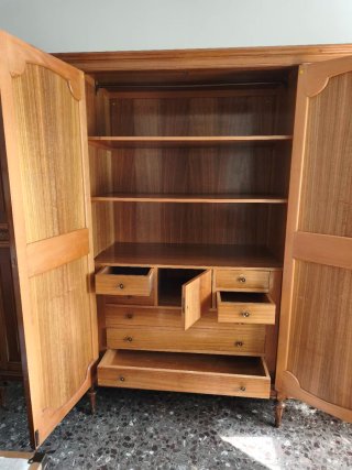 Armario de madera con 4 puertas