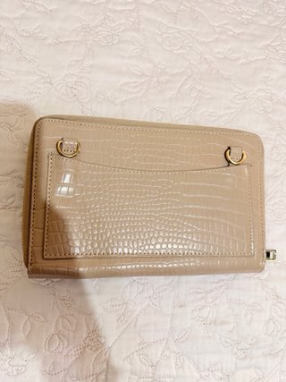 Cartera beige con cierre dorado