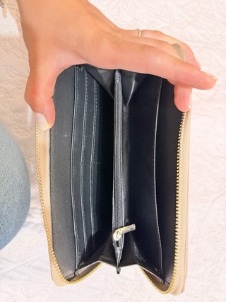 Cartera beige con cierre dorado