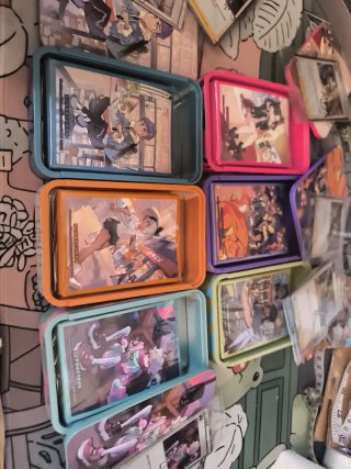 Lata Entrenador Pokémon + Fundas + Carta Promo