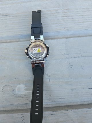 Reloj de hombre negro y plateado