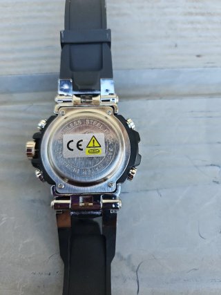 Reloj de hombre negro y plateado