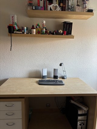 Mesa estudio con cajonera y baldas