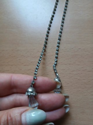 Collana con pendenti neri e strass
