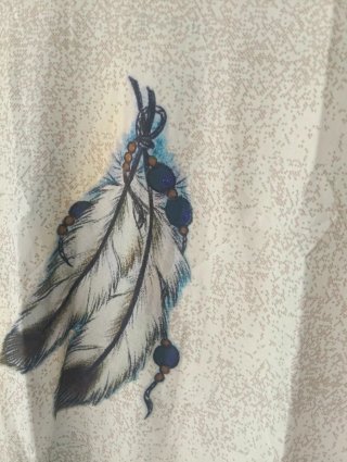 Camiseta con estampado de plumas