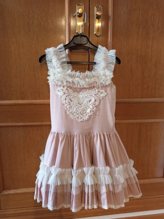 Vestido rosa con volantes y encaje. Medidas reales