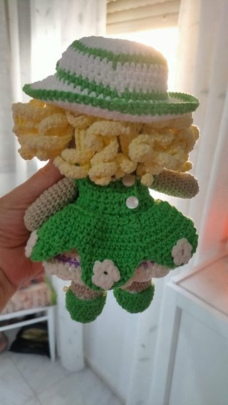 Muñeca de crochet hecha a mano
