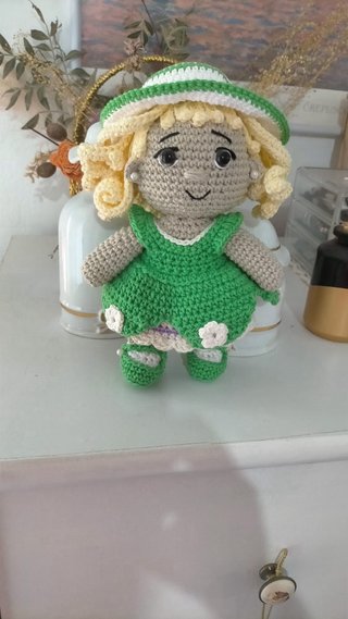 Muñeca de crochet hecha a mano