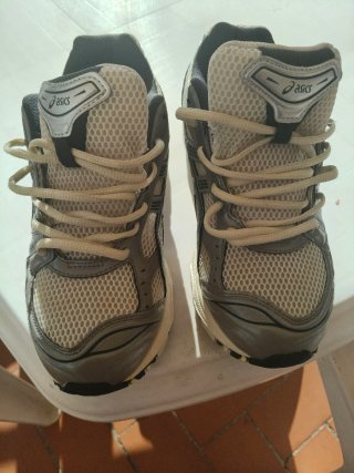 Zapatillas deportivas Asics beige y plata