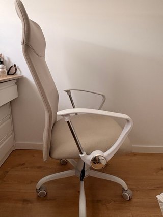 Silla de escritorio ergonómica beige y blanca