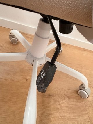 Silla de escritorio ergonómica beige y blanca