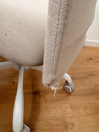 Silla de escritorio ergonómica beige y blanca