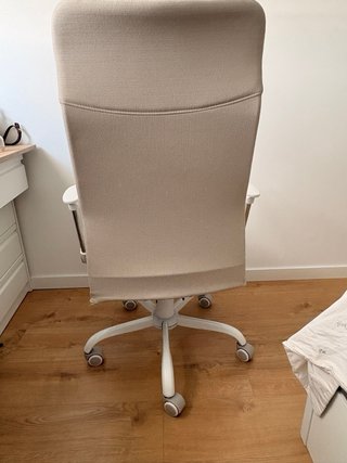 Silla de escritorio ergonómica beige y blanca