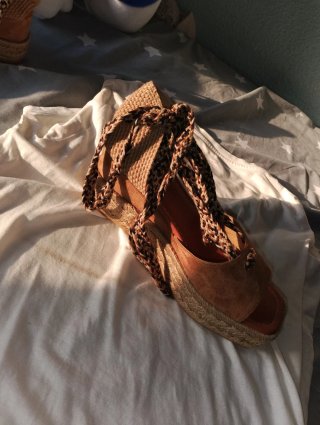 Sandalias marrones con lazada