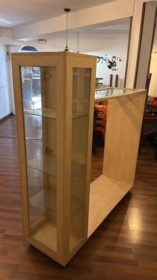 Mueble expositor perchero madera y cristal