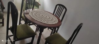 Conjunto de muebles de salón con mesa y sillas