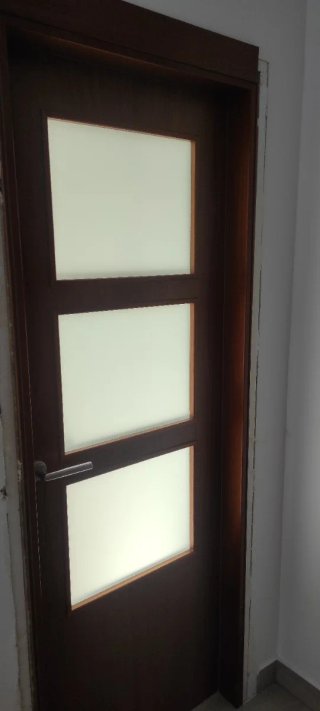 Puerta nogal con cristal