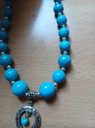 Collana con perle blu e ciondolo