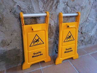 2 Señales Suelo Mojado