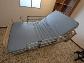 Cama hospitalaria con colchón antiescara