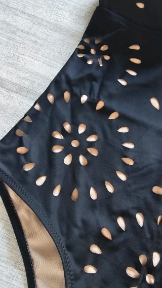 Bañador negro con diseño floral