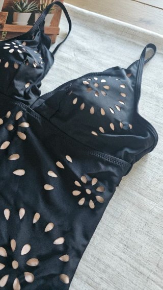 Bañador negro con diseño floral