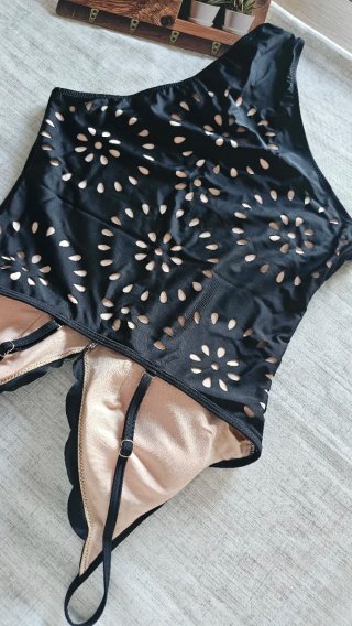 Bañador negro con diseño floral