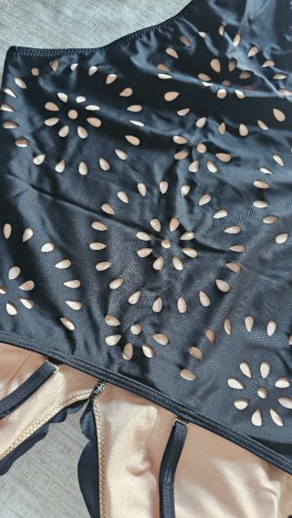 Bañador negro con diseño floral