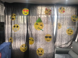 Decoración cumpleaños emoticonos redes sociales