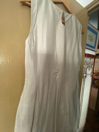 Vestido Hugo Boss gris plata con pedrería