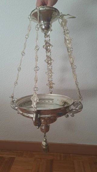 Lámparas colgante y de mesita de cristal y metal.