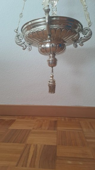 Lámparas colgante y de mesita de cristal y metal.